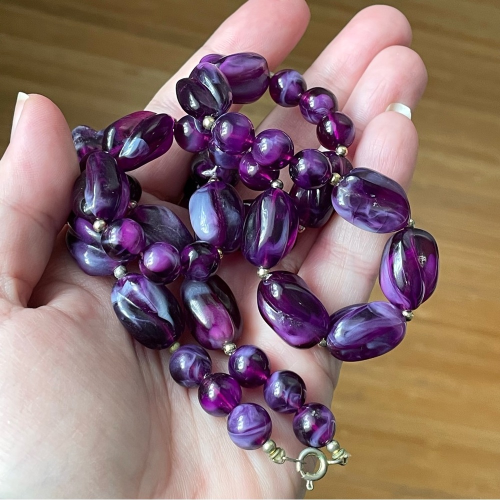 Vintage swirled purple acrylic/lucite beaded necklace - Picture 10 of 10